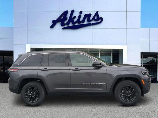 Baltic Gray Metallic Clearcoat 2026 Jeep Grand Cherokee Laredo