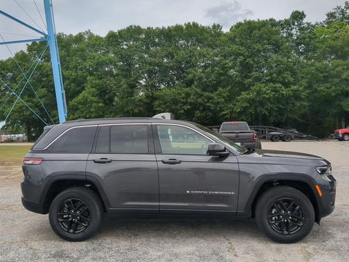 Baltic Gray Metallic Clearcoat 2026 Jeep Grand Cherokee Laredo