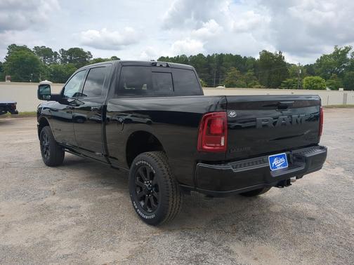 Diamond Black Crystal Pearlcoat 2026 RAM 2500 Laramie Crew Cab 4x4 6'4' Box