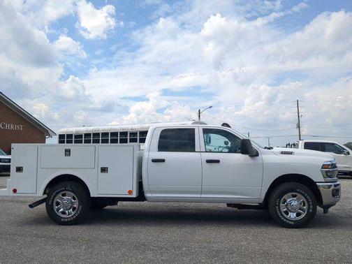 2025 RAM 2500 Tradesman Crew Cab 4x2 8' Box
