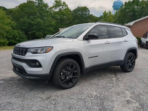Silver Zynith Metallic Clearcoat 2026 Jeep Compass Latitude