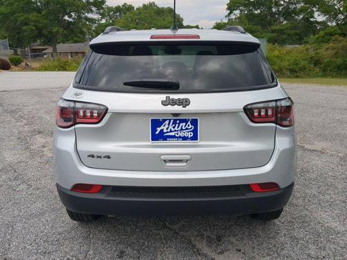Silver Zynith Metallic Clearcoat 2026 Jeep Compass Latitude