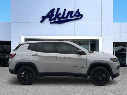 Silver Zynith Metallic Clearcoat 2026 Jeep Compass Latitude