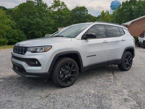 Silver Zynith Metallic Clearcoat 2026 Jeep Compass Latitude