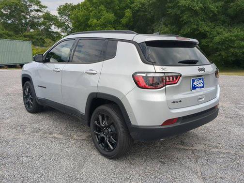 Silver Zynith Metallic Clearcoat 2026 Jeep Compass Latitude