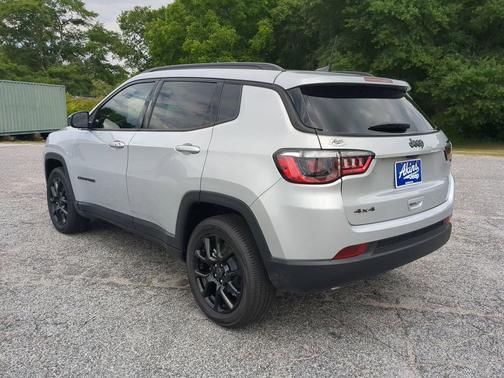 Silver Zynith Metallic Clearcoat 2026 Jeep Compass Latitude