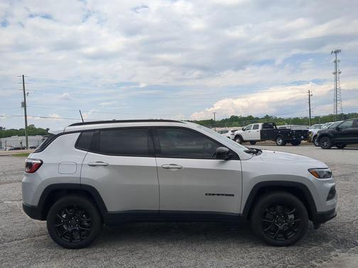 Silver Zynith Metallic Clearcoat 2026 Jeep Compass Latitude