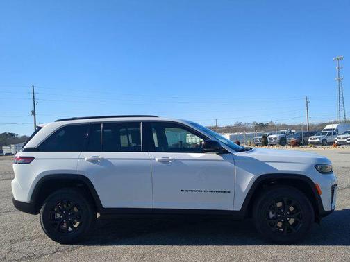 Bright White Clearcoat 2026 Jeep Grand Cherokee Altitude