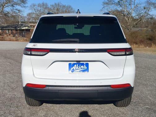 Bright White Clearcoat 2026 Jeep Grand Cherokee Altitude