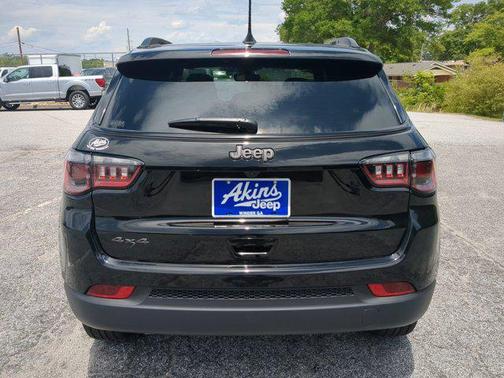 Diamond Black Crystal Pearlcoat 2026 Jeep Compass Latitude