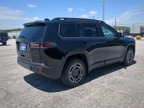 Diamond Black Crystal Pearlcoat 2026 Jeep Cherokee Laredo