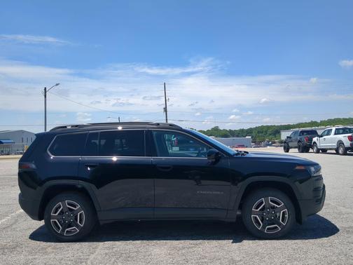 Diamond Black Crystal Pearlcoat 2026 Jeep Cherokee Laredo
