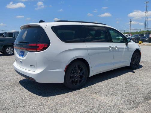 Bright White Clearcoat 2027 Chrysler Pacifica Limited