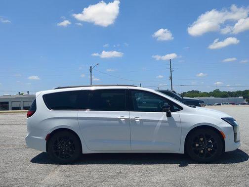 Bright White Clearcoat 2027 Chrysler Pacifica Limited