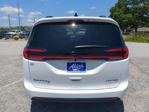 Bright White Clearcoat 2027 Chrysler Pacifica Limited