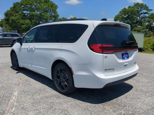 Bright White Clearcoat 2027 Chrysler Pacifica Limited