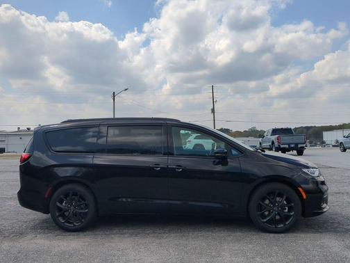 Diamond Black Crystal Pearlcoat 2026 Chrysler Pacifica L