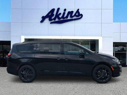 Diamond Black Crystal Pearlcoat 2026 Chrysler Pacifica L