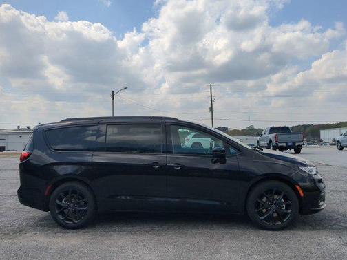 Diamond Black Crystal Pearlcoat 2026 Chrysler Pacifica L