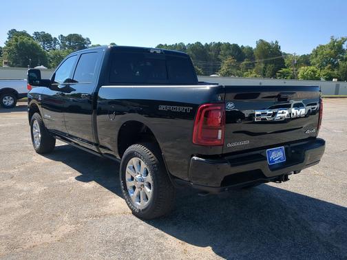 Diamond Black Crystal Pearlcoat 2026 RAM 2500 Laramie Crew Cab 4x4 6'4' Box
