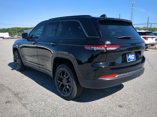 Diamond Black Crystal Pearlcoat 2026 Jeep Grand Cherokee Altitude