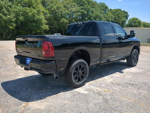 Diamond Black Crystal Pearlcoat 2026 RAM 2500 Laramie Crew Cab 4x4 6'4' Box
