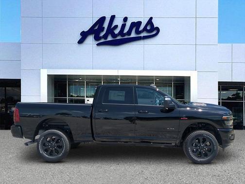 Diamond Black Crystal Pearlcoat 2026 RAM 2500 Laramie Crew Cab 4x4 6'4' Box