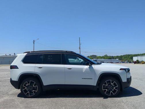 Bright White Clearcoat 2026 Jeep Cherokee Overland