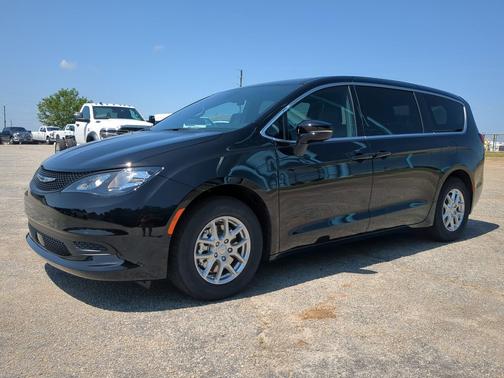 diamond black crystal pearlcoat 2027 Chrysler Pacifica LX