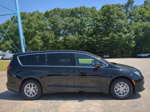 diamond black crystal pearlcoat 2027 Chrysler Pacifica LX