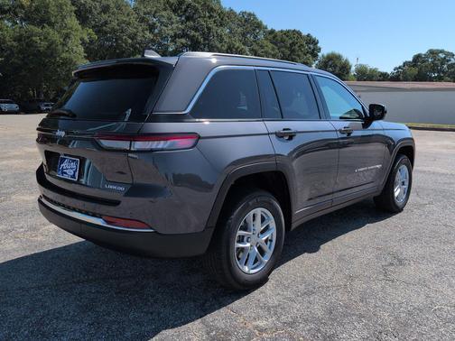 Baltic Gray Metallic Clearcoat 2026 Jeep Grand Cherokee Laredo