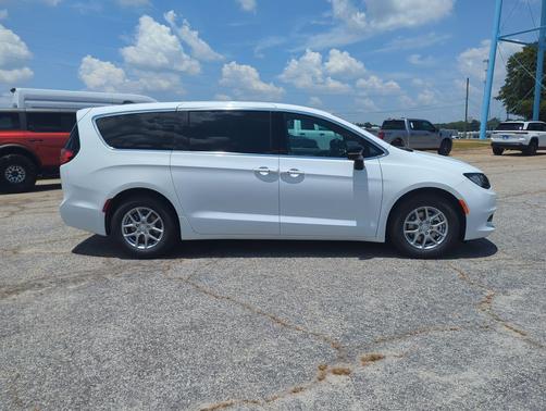Bright White Clearcoat 2027 Chrysler Pacifica LX