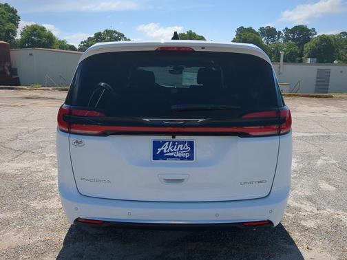 Bright White Clearcoat 2027 Chrysler Pacifica Limited