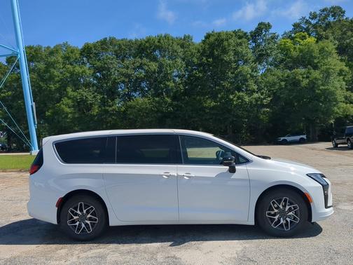 Bright White Clearcoat 2027 Chrysler Pacifica Limited