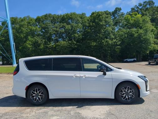 Bright White Clearcoat 2027 Chrysler Pacifica Limited