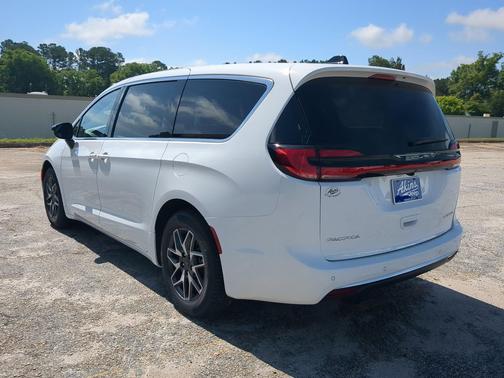 Bright White Clearcoat 2027 Chrysler Pacifica Limited