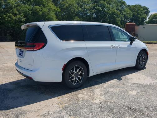 Bright White Clearcoat 2027 Chrysler Pacifica Limited