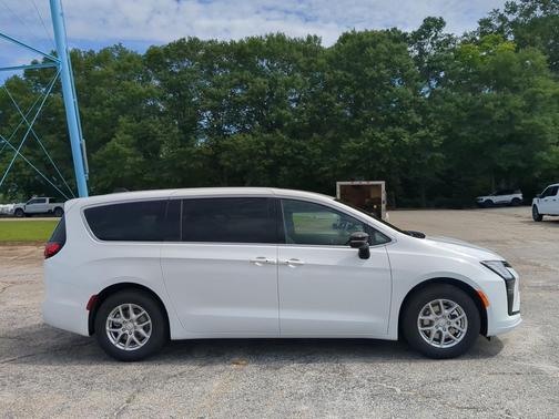 Bright White Clearcoat 2027 Chrysler Pacifica L