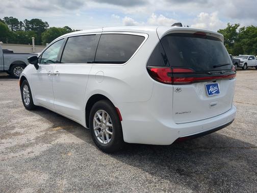 Bright White Clearcoat 2027 Chrysler Pacifica L