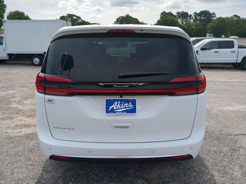 Bright White Clearcoat 2027 Chrysler Pacifica L