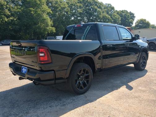 Diamond Black Crystal Pearlcoat 2026 RAM 1500 Laramie