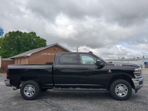 Diamond Black Crystal Pearlcoat 2026 RAM 2500 Tradesman Crew Cab 4x4 6'4' Box