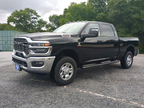 Diamond Black Crystal Pearlcoat 2026 RAM 2500 Tradesman Crew Cab 4x4 6'4' Box