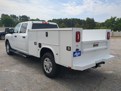 Bright White Clearcoat 2026 RAM 2500 Tradesman Crew Cab 4x2 8' Box