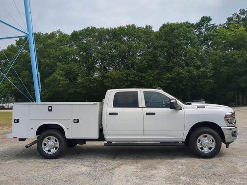 Bright White Clearcoat 2026 RAM 2500 Tradesman Crew Cab 4x2 8' Box