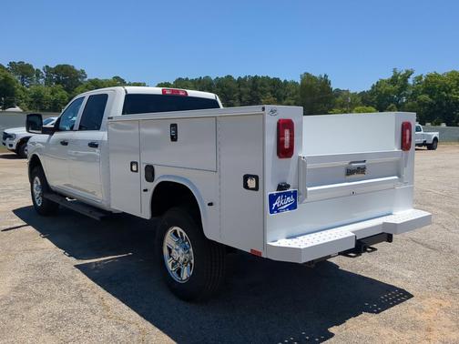 Bright White Clearcoat 2026 RAM 2500 Tradesman Crew Cab 4x4 8' Box