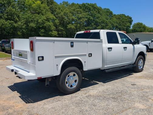Bright White Clearcoat 2026 RAM 2500 Tradesman Crew Cab 4x4 8' Box