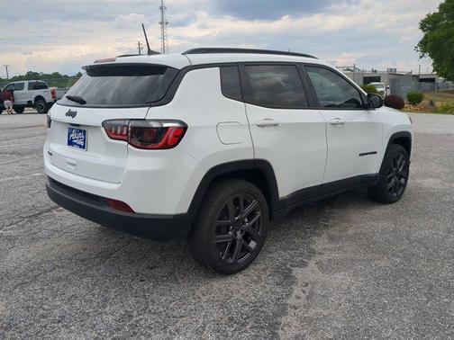 Bright White Clearcoat 2026 Jeep Compass Latitude