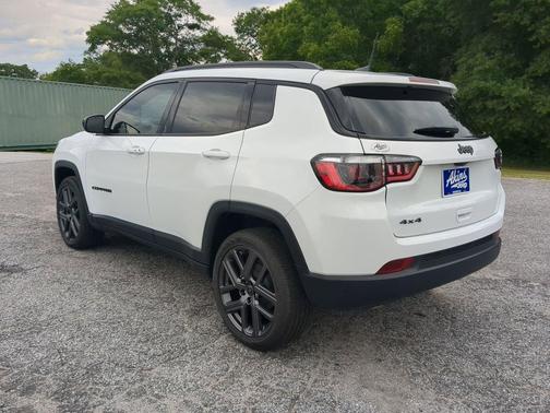 Bright White Clearcoat 2026 Jeep Compass Latitude
