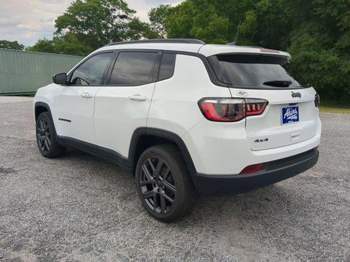 Bright White Clearcoat 2026 Jeep Compass Latitude